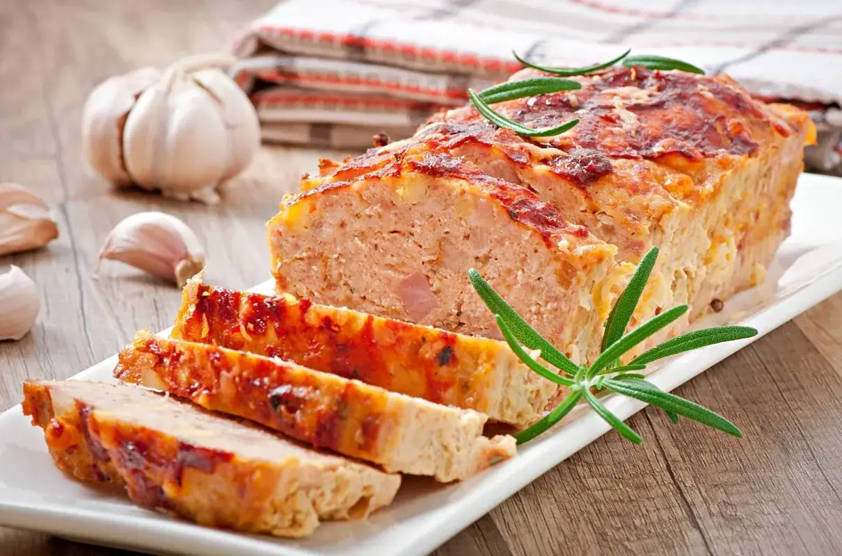 Pyszny, domowy klops, idealny na obiad. Ten przepis na tradycyjny klops zachwyci każdego. Podany z czosnkiem i rozmarynem.
