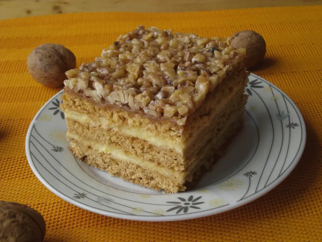 Pyszny, wielowarstwowy miodownik z orzechami, jeden z 10 najlepszych ciast.