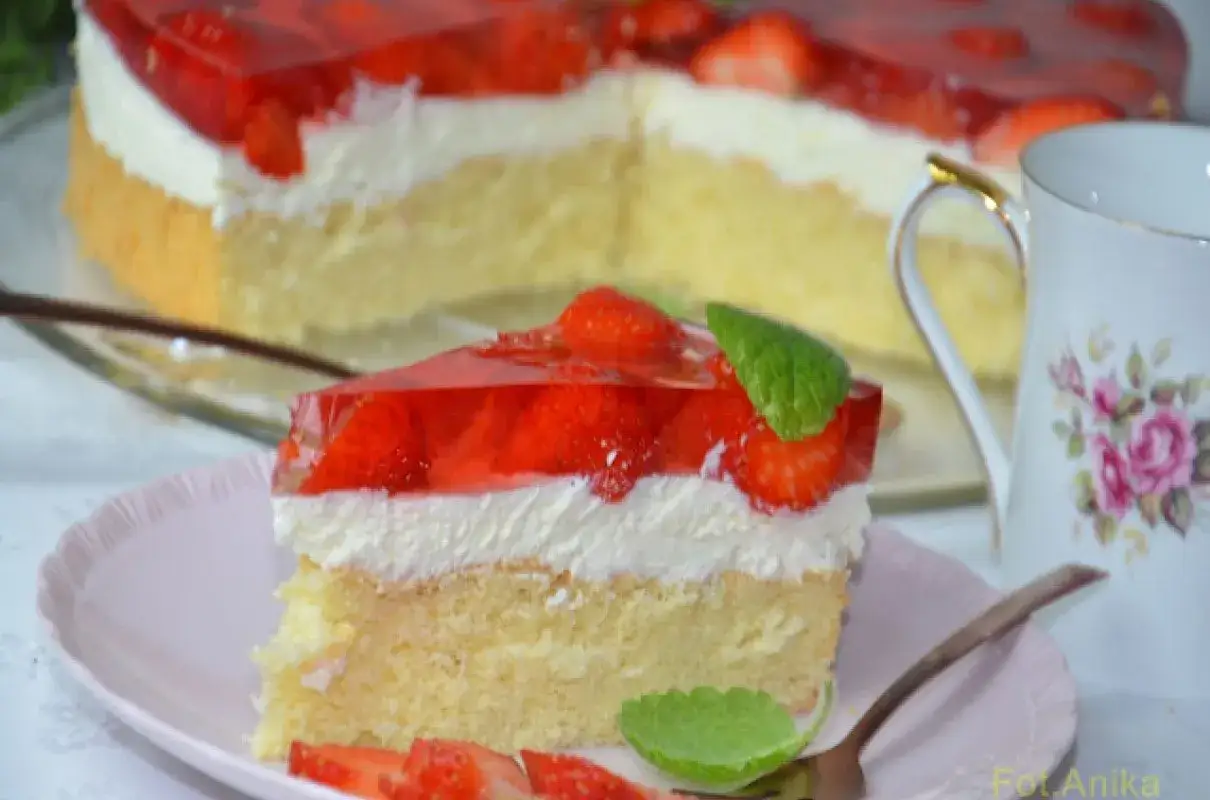 Pyszne ciasto z serkiem mascarpone 250g, przełożone kremem i galaretką z truskawkami. Idealne na deser.